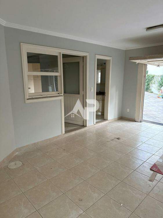 Garagem - Acesso ao Interior da Residência e Banheiro Social.