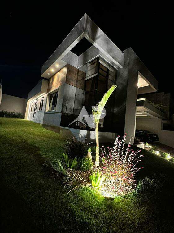Fachada esquina noturna