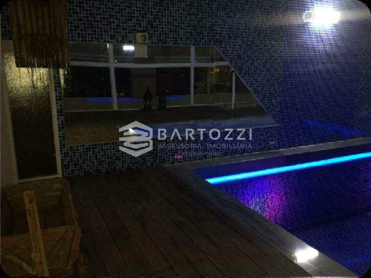 PISCINA COM TETO RETRáTIL
