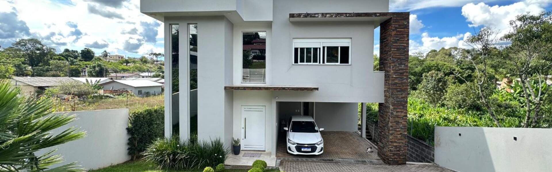 Erechim CASA COM 03 DORMITÓRIOS SEMIMOBILIADA 