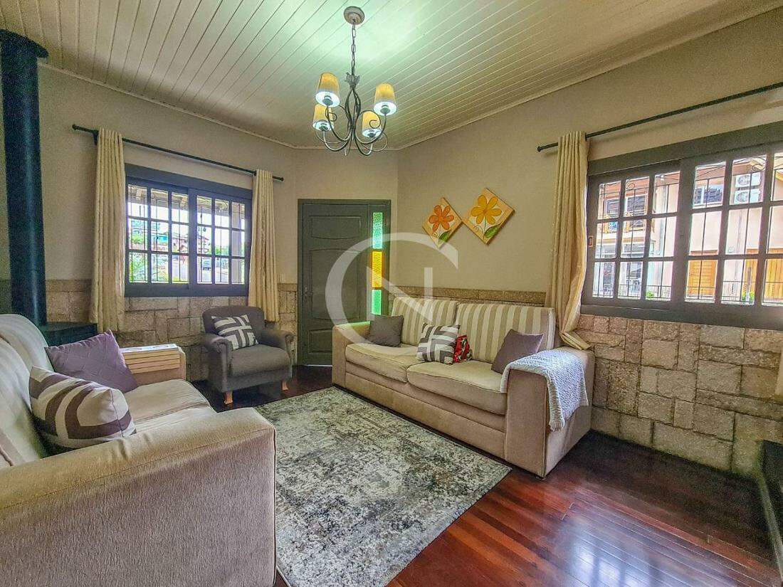 CASA COM 195 M² NO BAIRRO PIRATINI EM GRAMADO/RS | Piratini | Gramado