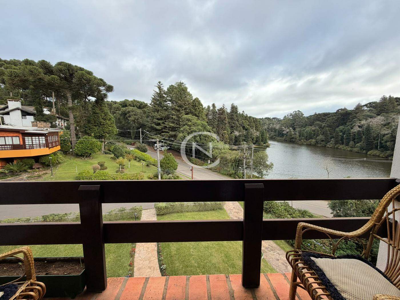 APARTAMENTO NO LAGO NEGRO EM GRAMADO VISTA LAGO | Loteamento Lago Negro | Gramado