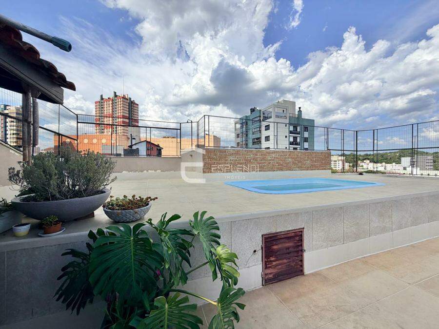TERRAÇO COM PISCINA 